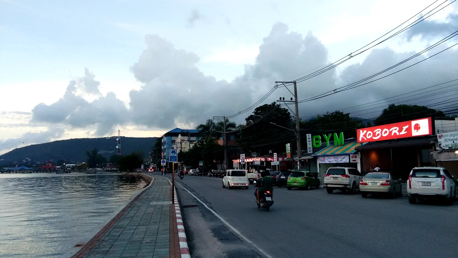 KOBORI on the Ring Road in Nathon with the sea and public parking area in front